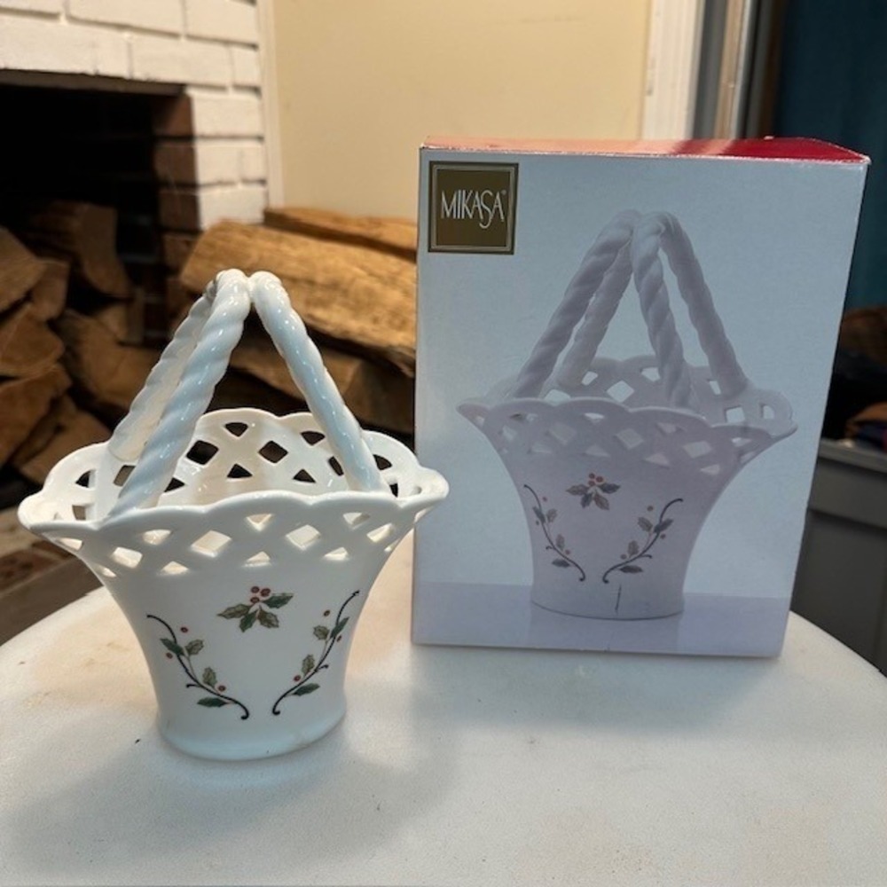 Mikasa‎ Holiday Lace Basket RL040-755 White Ceramic Holly 7.5" Handle Boxed